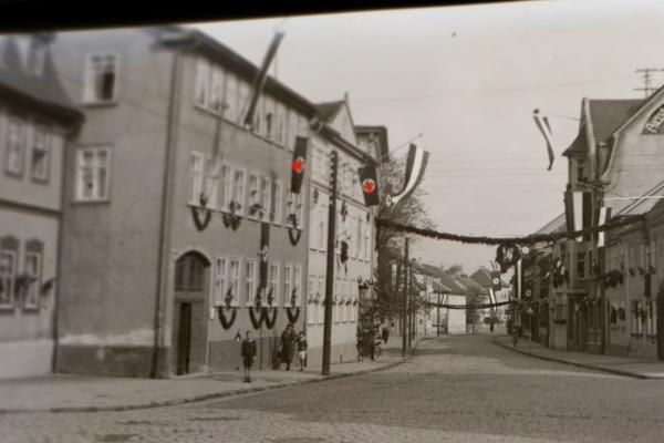drei alte Negative - SA Marsch durch mir unbekannte geschmückte Stadt - Werbung Ausstellung Wohnräume Georg John.
